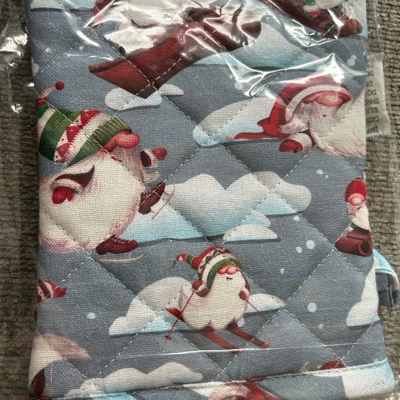 Christmas Gnome Oven Mitt - Picture 3 of 6